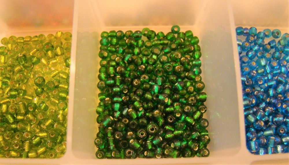 UNIEK: Plastic 17 Compartment Storage Container - includes tiny assorted beads