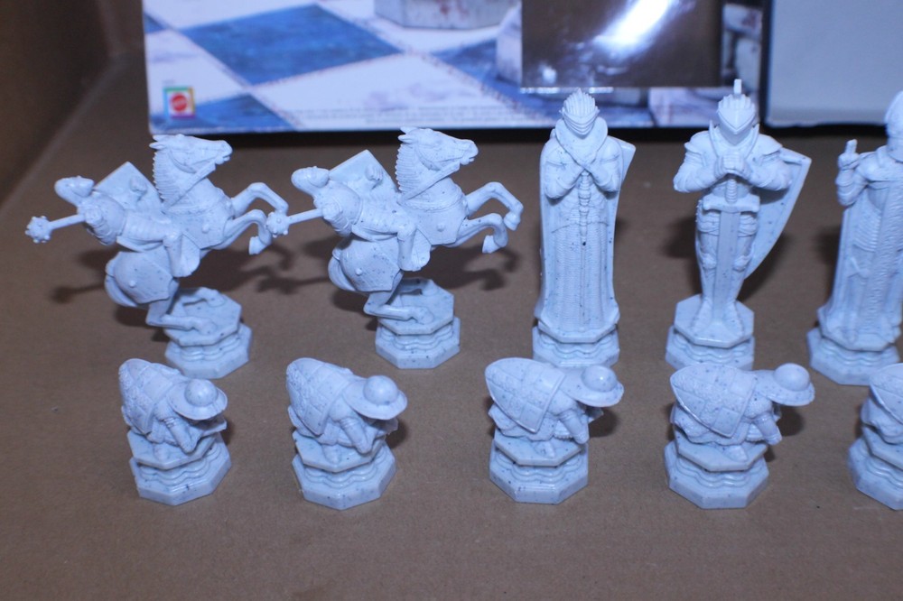 USED / COMPLETE / Harry Potter Wizard Chess Set 2002 Mattel