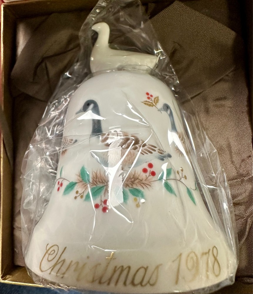 NORITAKE BONE CHINA-VINTAGE 7TH EDITION 1978 CHRISTMAS BELL IN PRESENTATION BOX
