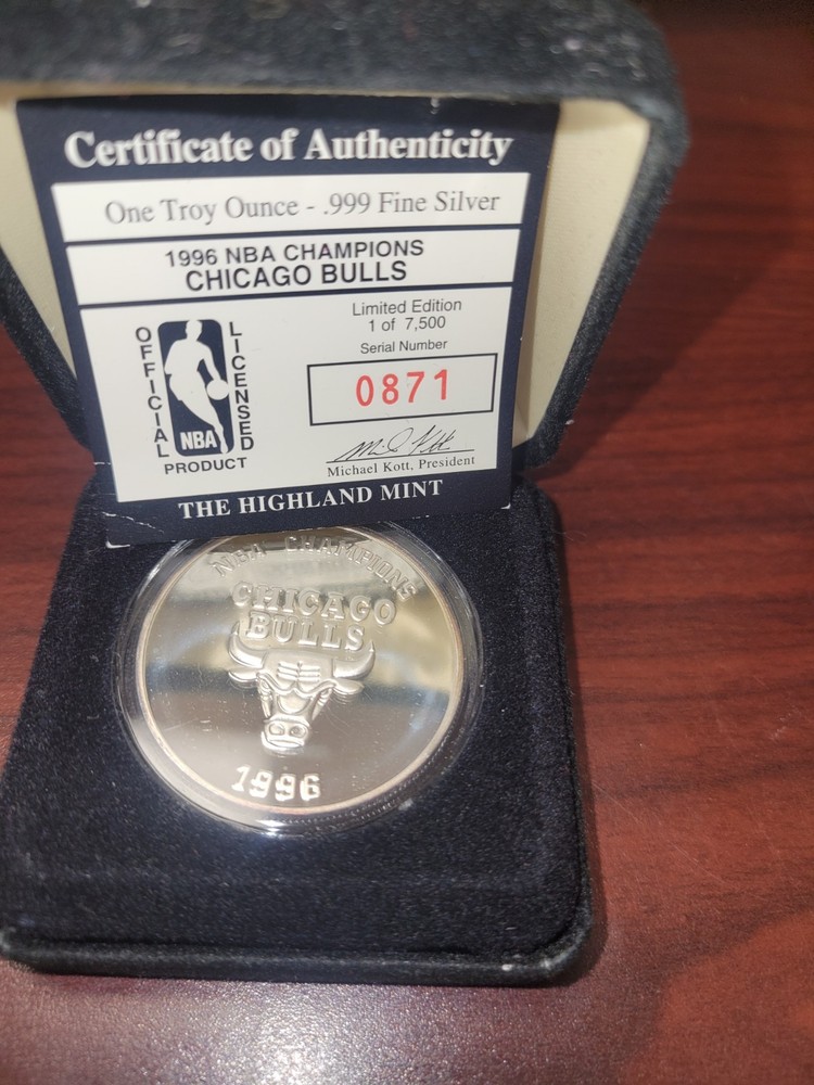 THM SILVER CHICAGO BULLS MEDALLION