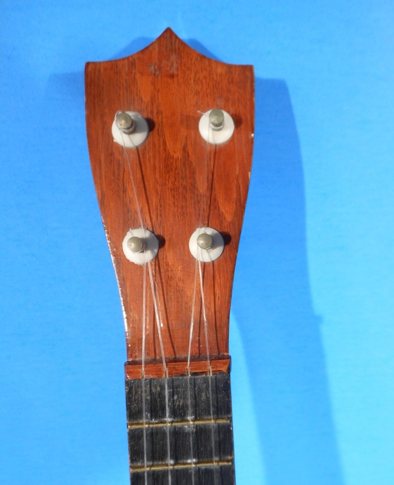 THE HAWAIIAN UKULELE SOPRANO NICE CONDITION!