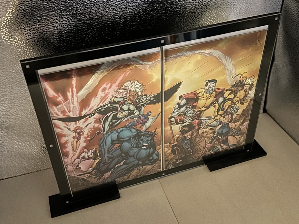 Modern 2 Comic Book Holder Connecting Cover Magnetic Case With Display Base