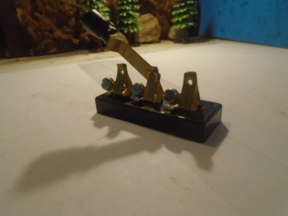 SINGLE POSITION KNIFE SINGLE POLE LOW VOLTAGE SWITCH     5-214-2-5