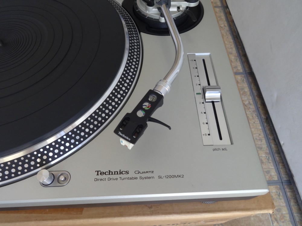 TECHNICS SL-1200MK2 PROFESSIONAL DIRECT DRIVE TURNTABLE