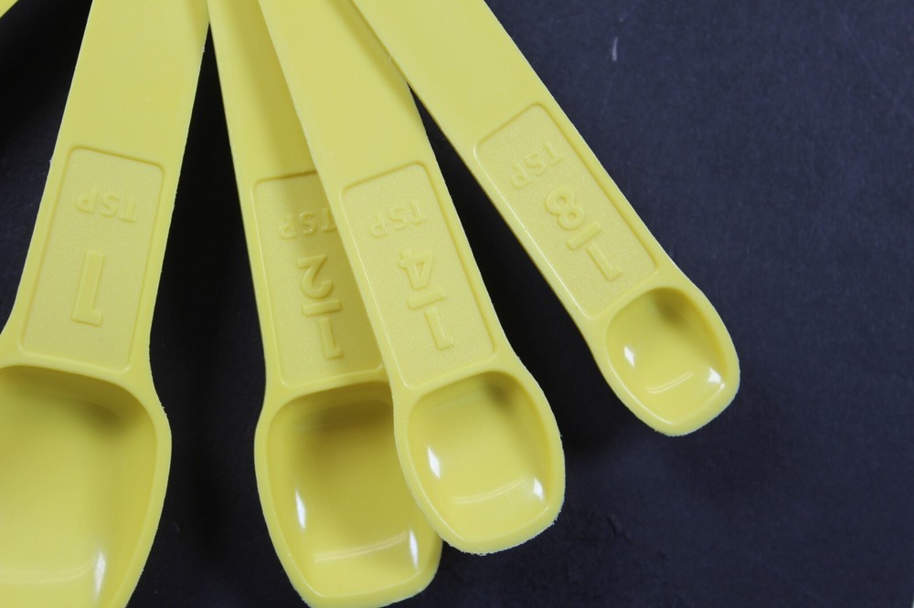 Vtg 5 Tupperware Yellow Nesting Measuring Spoons holder x plastic