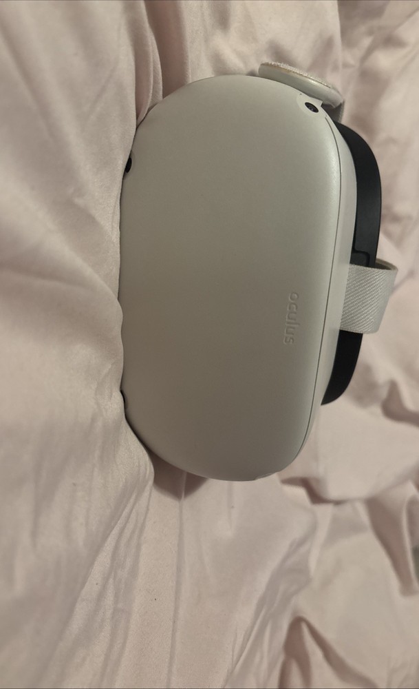 Oculus Quest 2 128GB Pre-owned with Controllers and Case