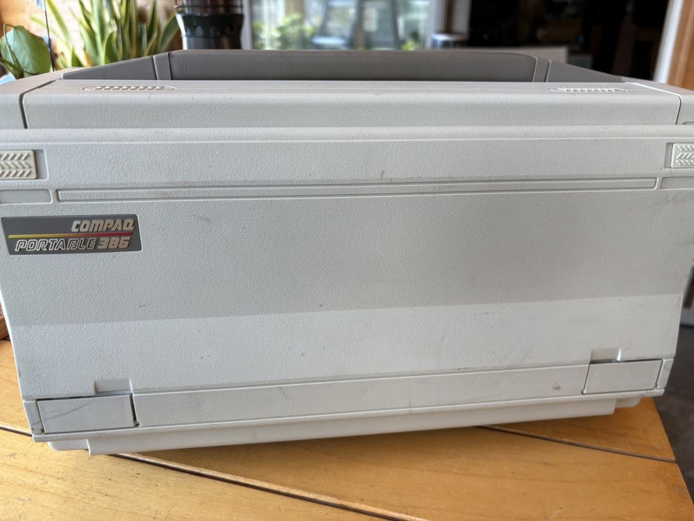 Compaq 386 Portable Computer; Model 2670