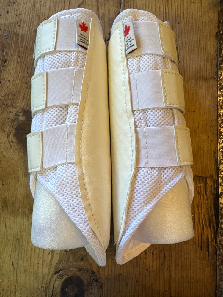 Ecogold White Generic Size Medium NEW Sport Boots