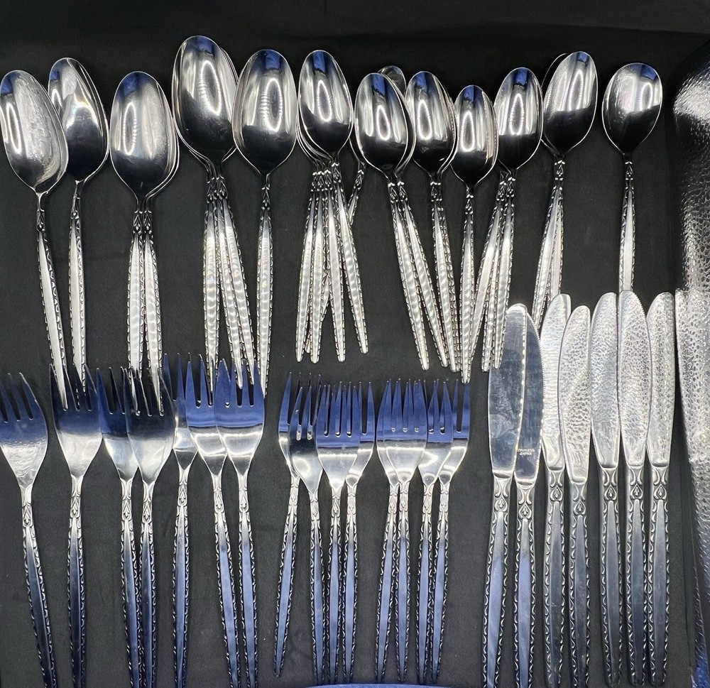 35 piece Oneida Community Venetia Stainless Steele Flatware Set