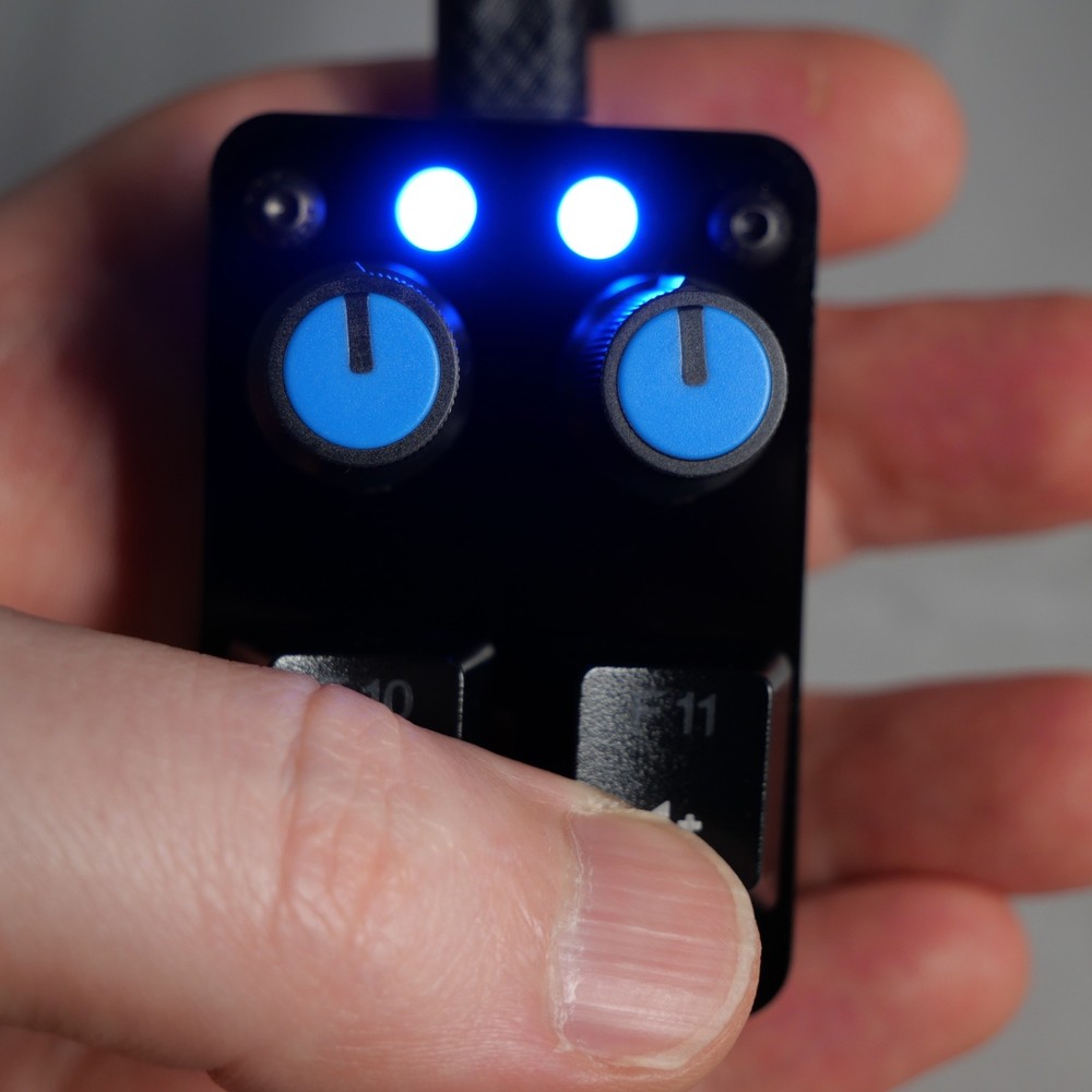 madMidiMiniClassic Midi Controller 2 buttons, 2 potentiometers, 2 LEDs
