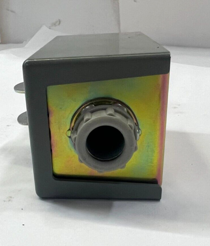 SQUARE D MANUAL MOTOR STARTER SWITCH 572A 30A 600VAC