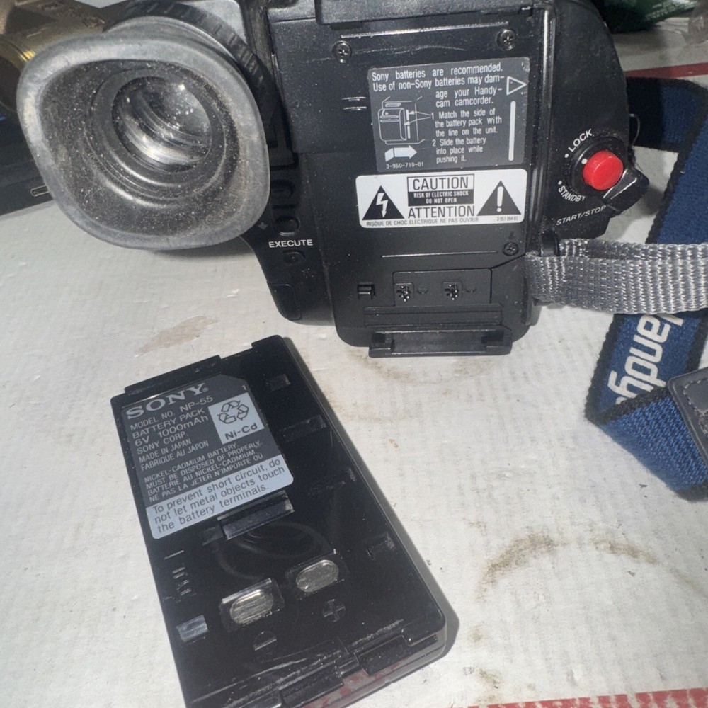 Sony CCD-TR80 Video Camera Recorder with Battery