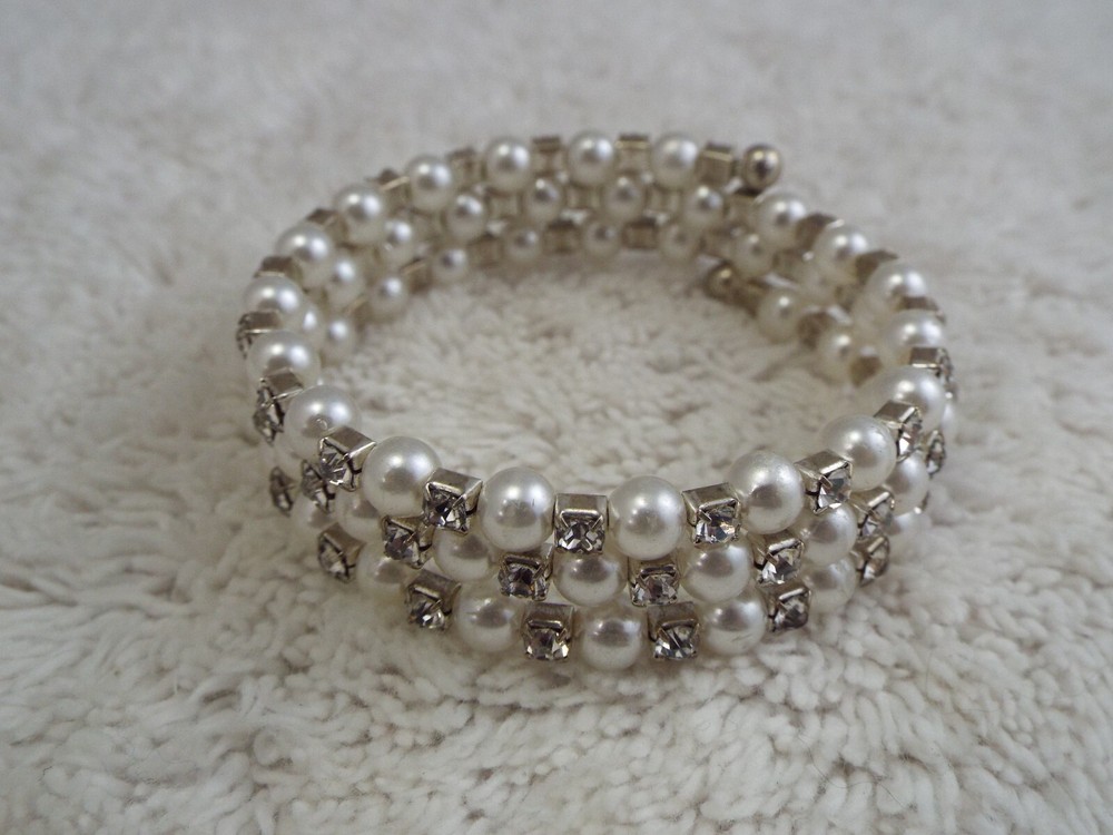 Rhinestone White Bead Coil Bracelet (B48)