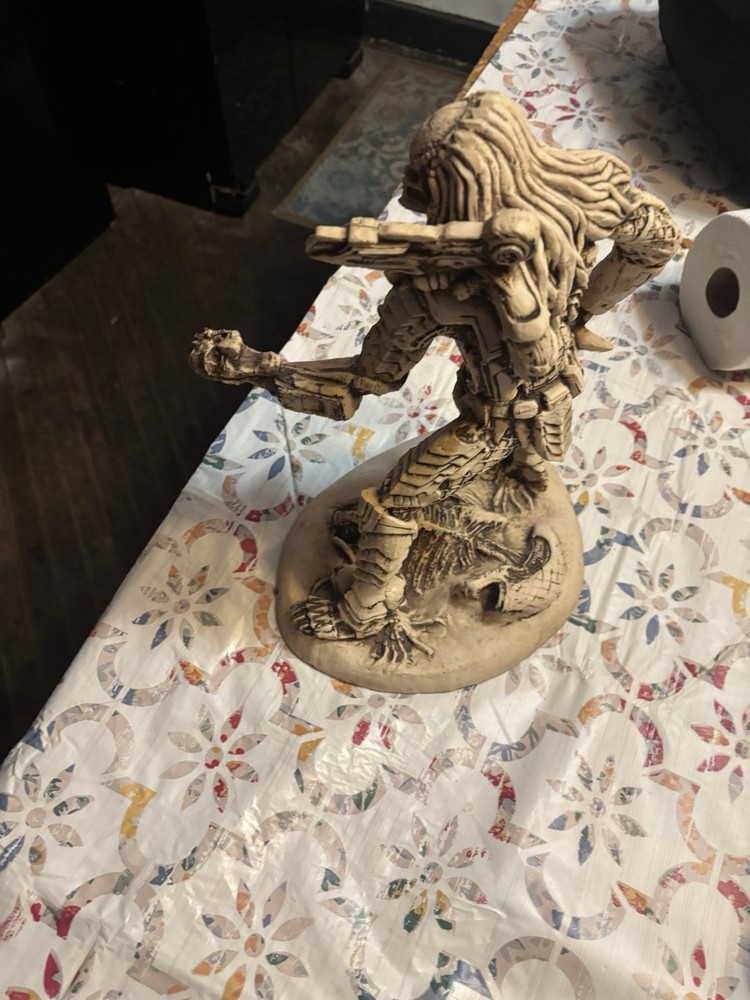 Alien Vs. Predator: Alien Defeated By Predator Statue