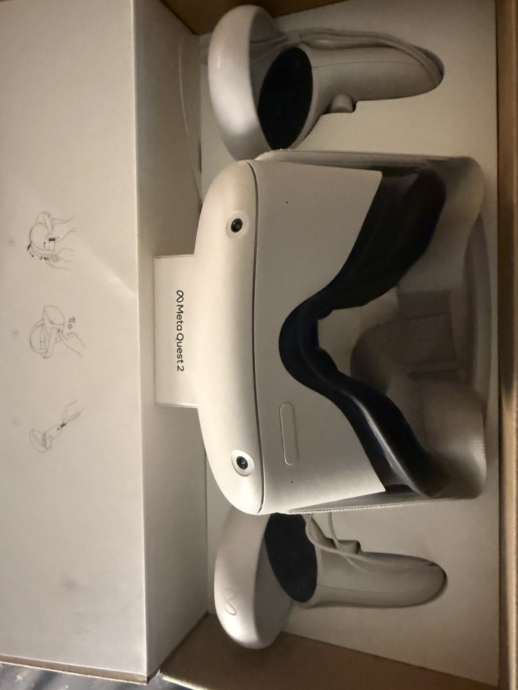 Oculus Quest 2 Virtual Reality Headset White with Controllers Powers on, Tested