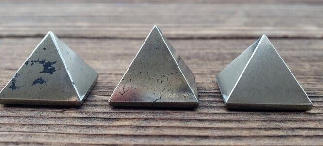 NATURAL PYRITE SMALL GEMSTONE PYRAMID 20-22mm
