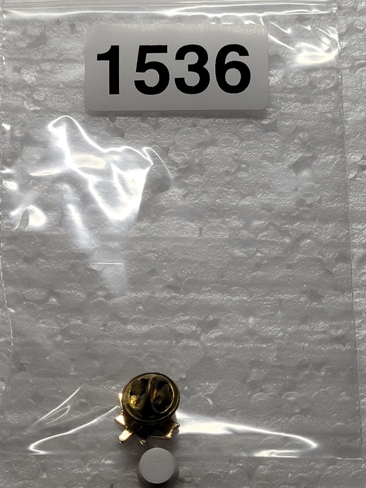 MAPLE LEAF HAT LAPEL PIN PIN BACK USED (O1536)
