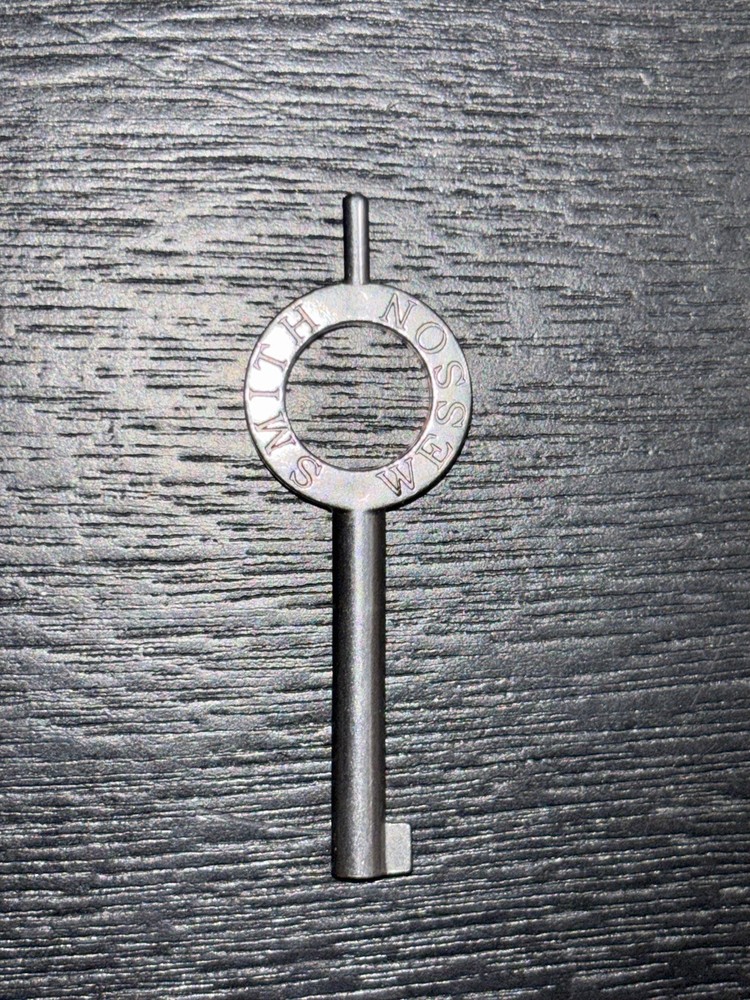Smith & Wesson Cuff Key