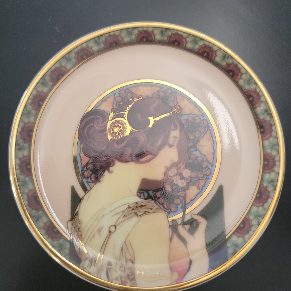 Goebel Mini Vases 4 W/ Two Mini Plates