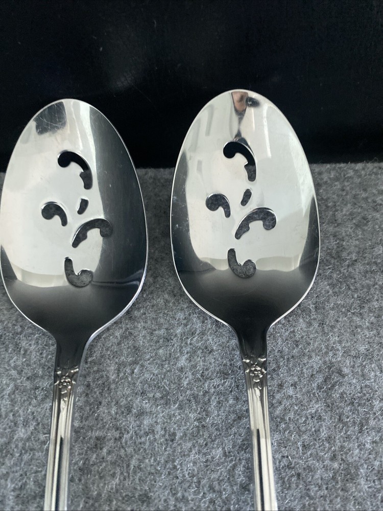 2 Oneida Distinction KENNETT SQUARE Stainless HH Pierced Serving Spoons Flatware