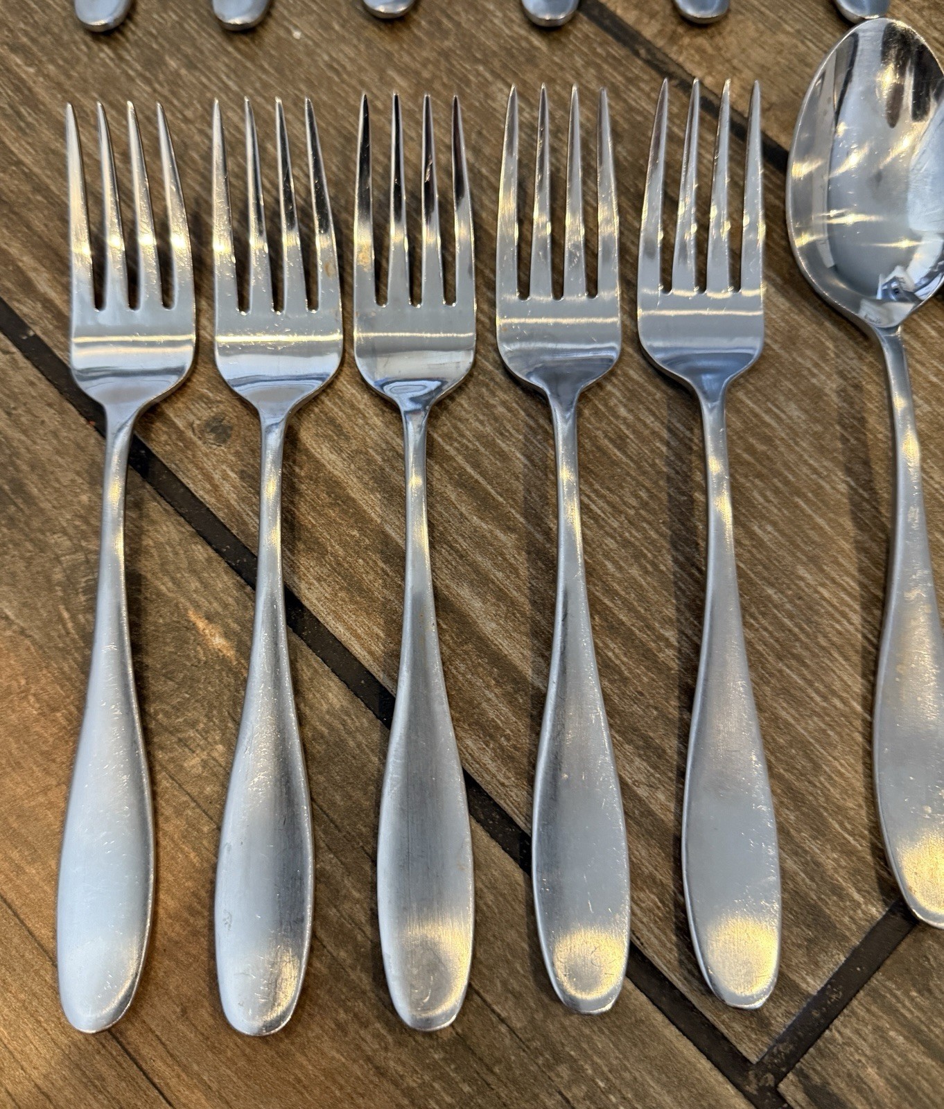 Towle SATIN PETAL 18/0 Living Collection Flatware Set of 40 Spoons Knives Forks