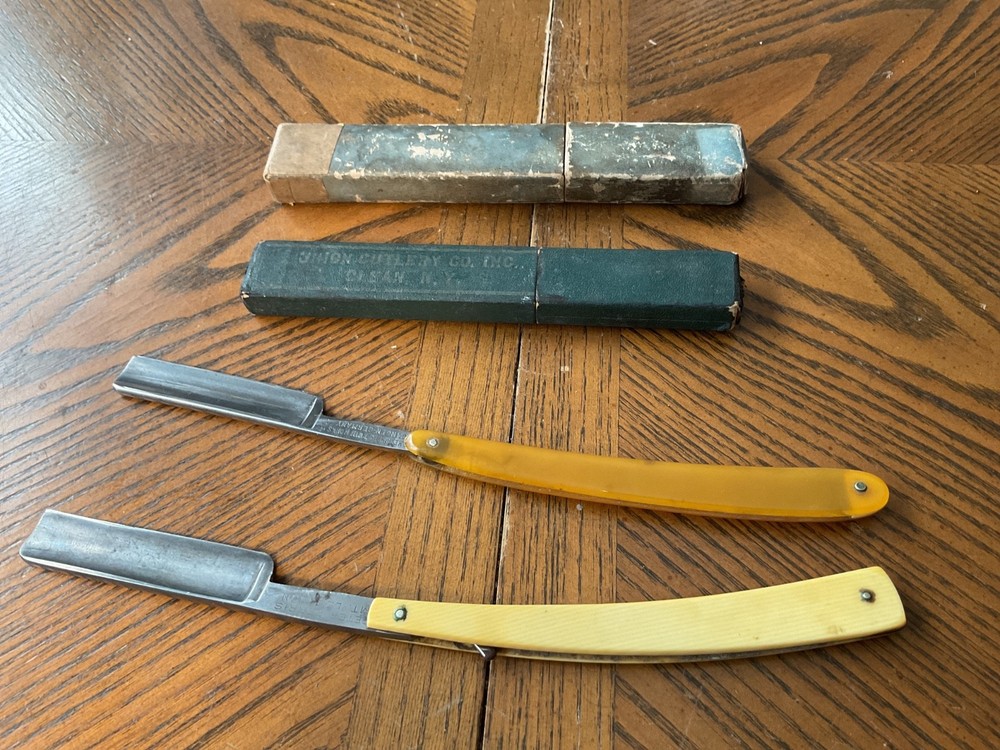 2 Atq Straight Razors with Original Boxes       E1