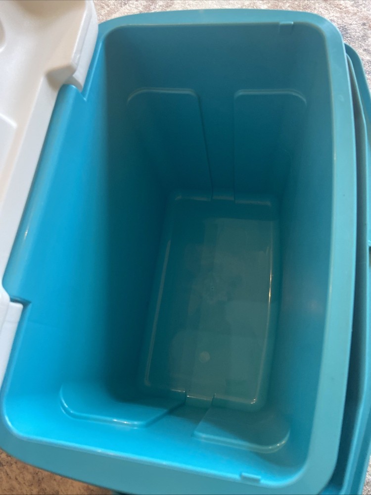 Igloo Ice Cube 30 Quart 41 Can Plastic Cooler w/ Top Compartment and Handle