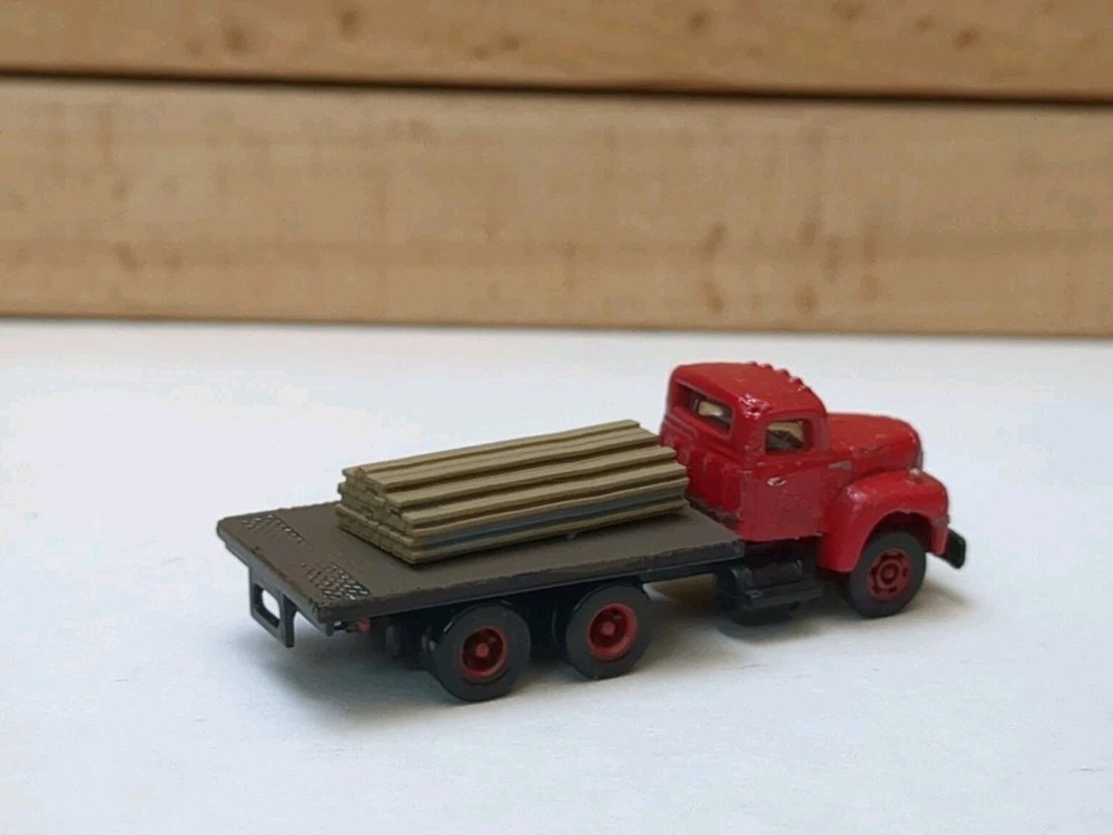 Classic Metal Works Red 1950's IH Flatbed with Load E. N scale