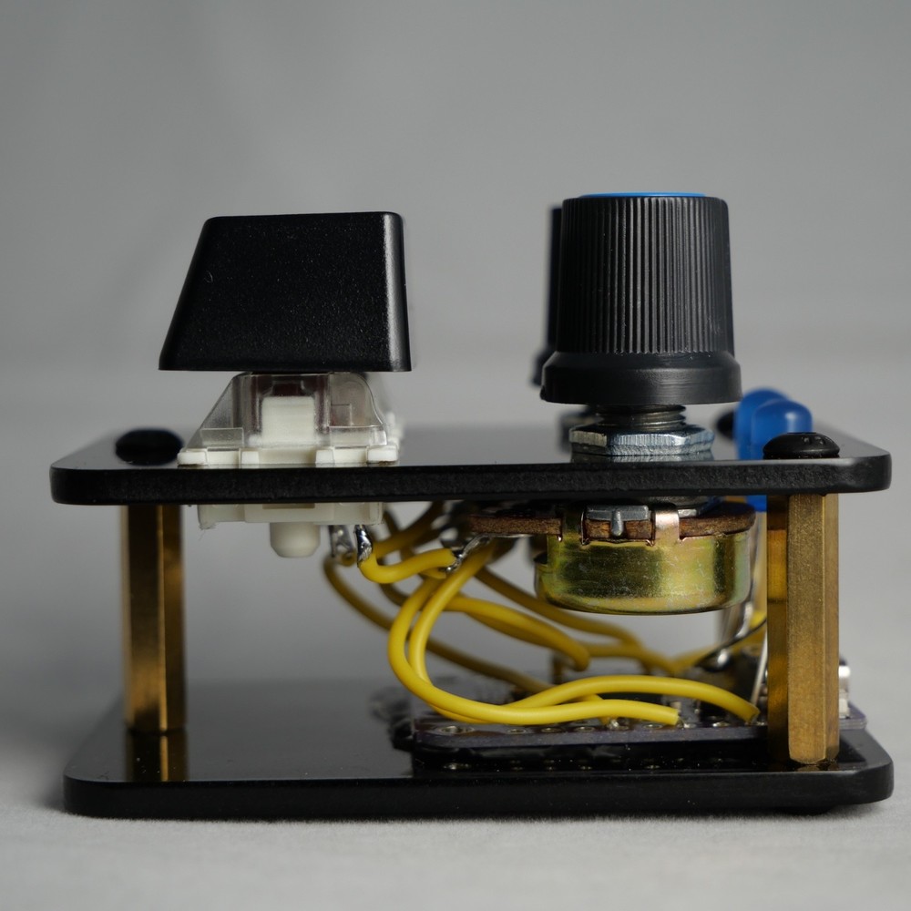 madMidiMiniClassic Midi Controller 2 buttons, 2 potentiometers, 2 LEDs