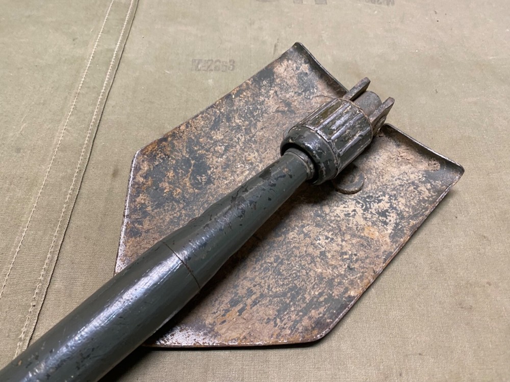 ORIGINAL WWII US ARMY M1943 COMBAT FIELD FOLDING SHOVEL-DATED 1945