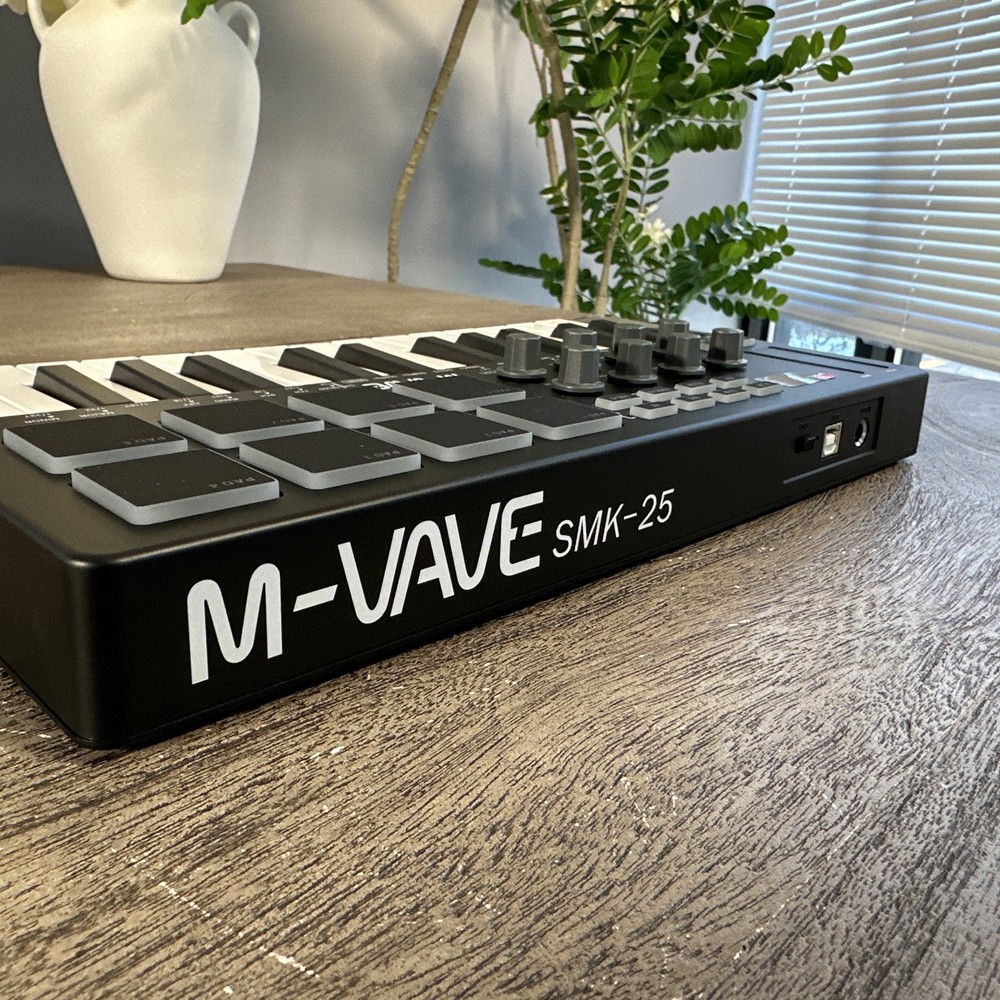 M-VAVE SMK-25 USB Keyboard Controller 25 Keys MIDI Backlit Drum Pad 8 Knobs