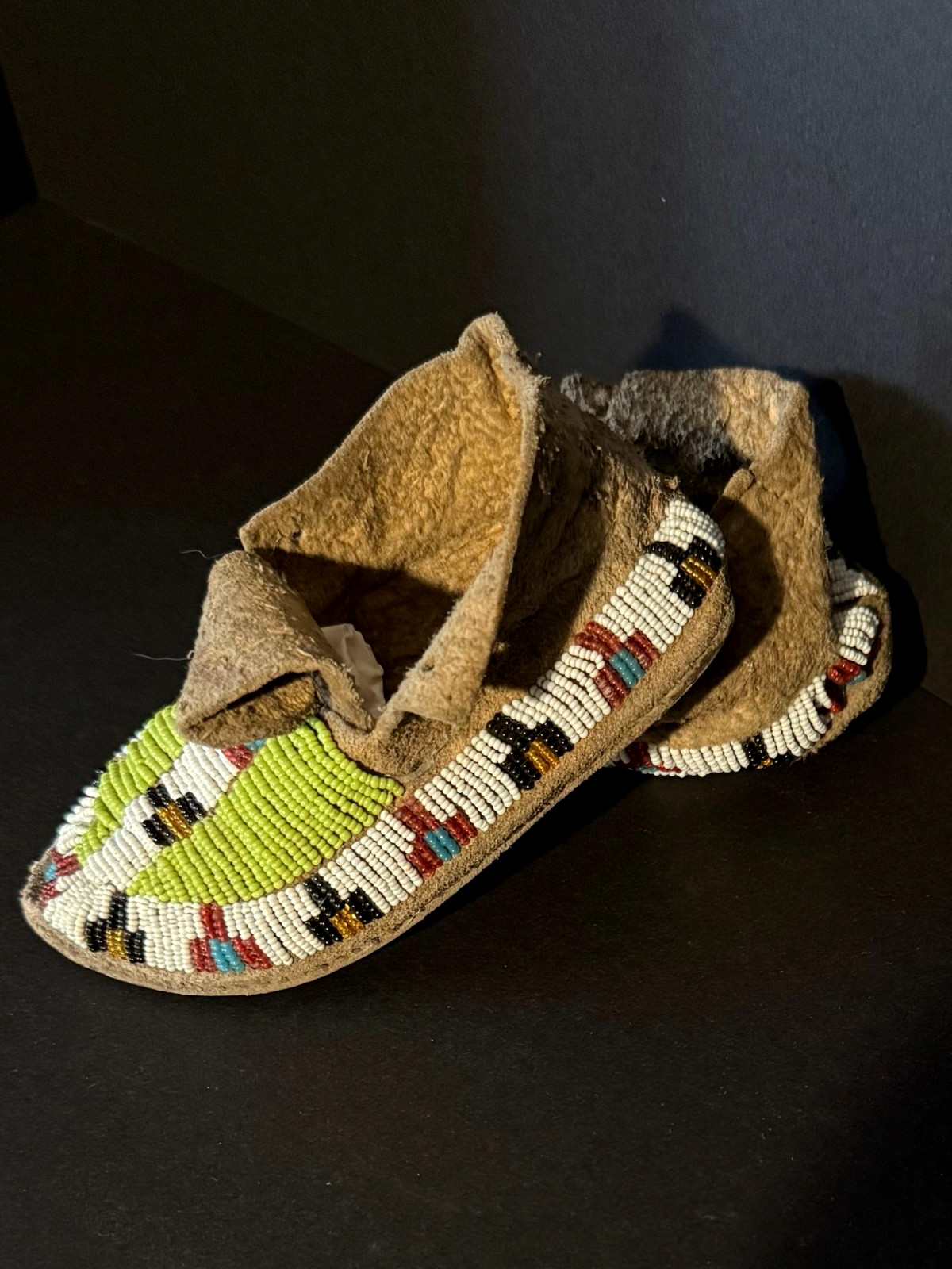 HISTORIC SIOUX PLAINS CHILD’S MOCCASINS,SINEW SEWN BEADED HIDE,C1900,EXCELLENT!