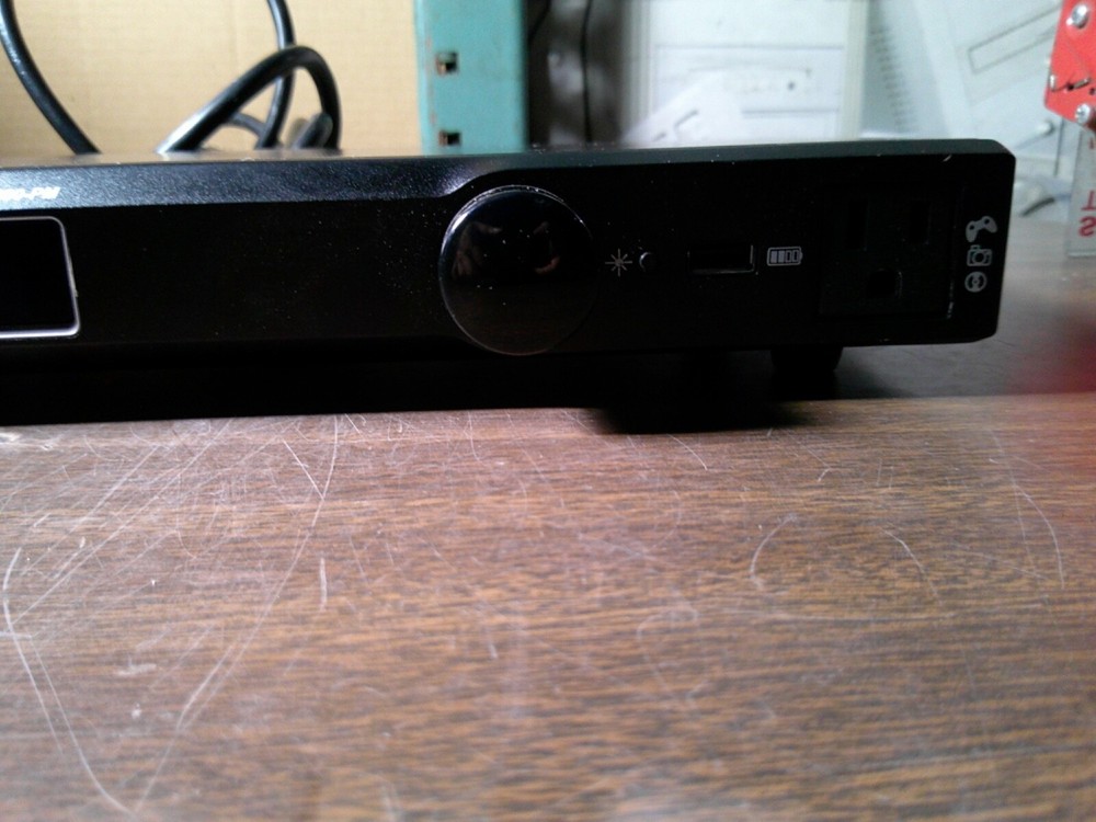 Panamax M4300-PM 9-Outlet Power Conditioner & Surge Protector **HAS A DENT