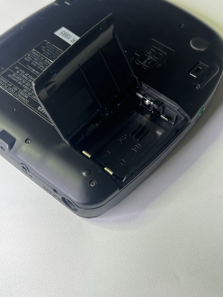 Aiwa FM-AM COMPACT DISC PLAYER XP-R800