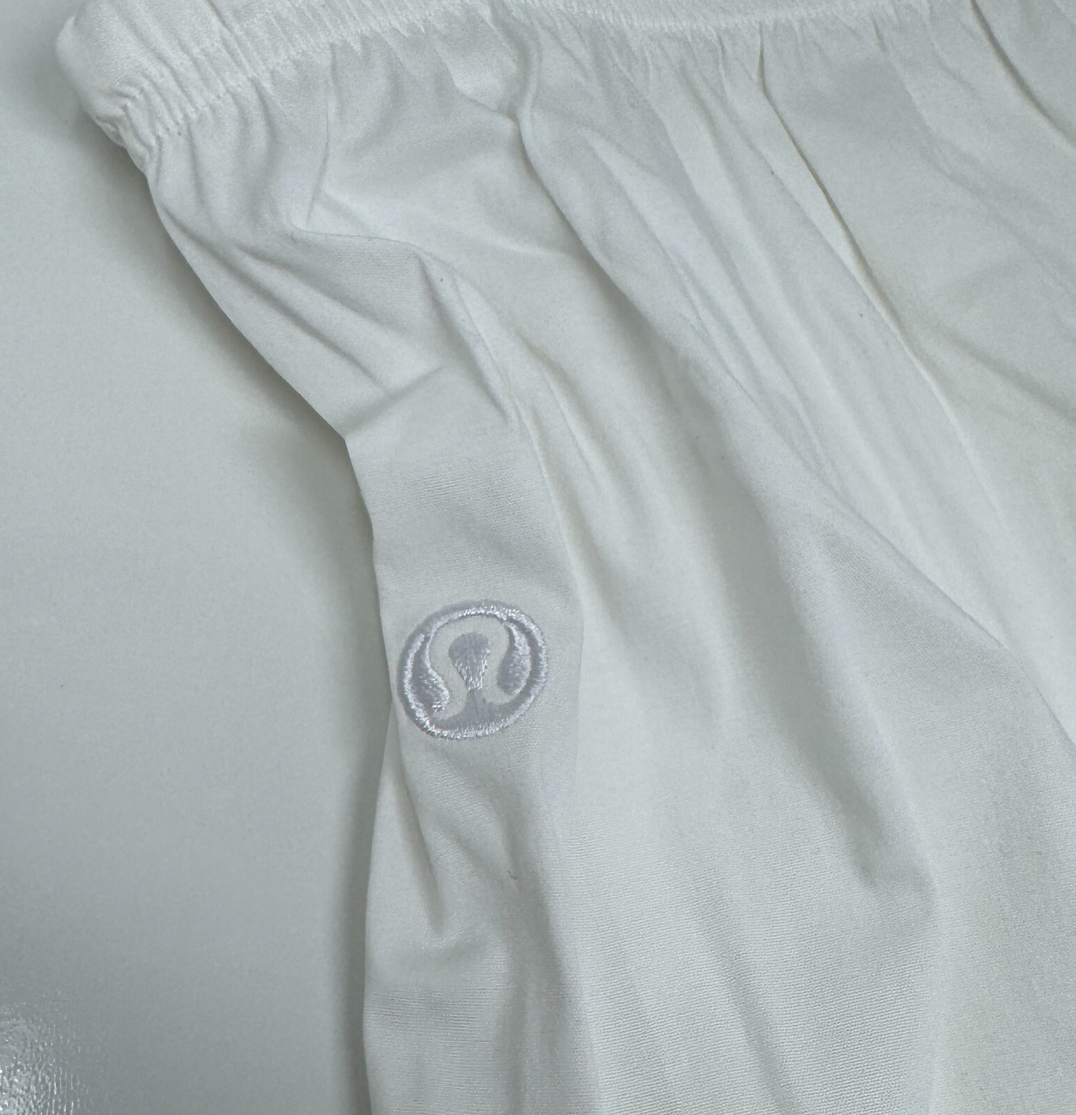 Lululemon Size M Cotton-Blend Poplin High-Rise Short 4", WHITE