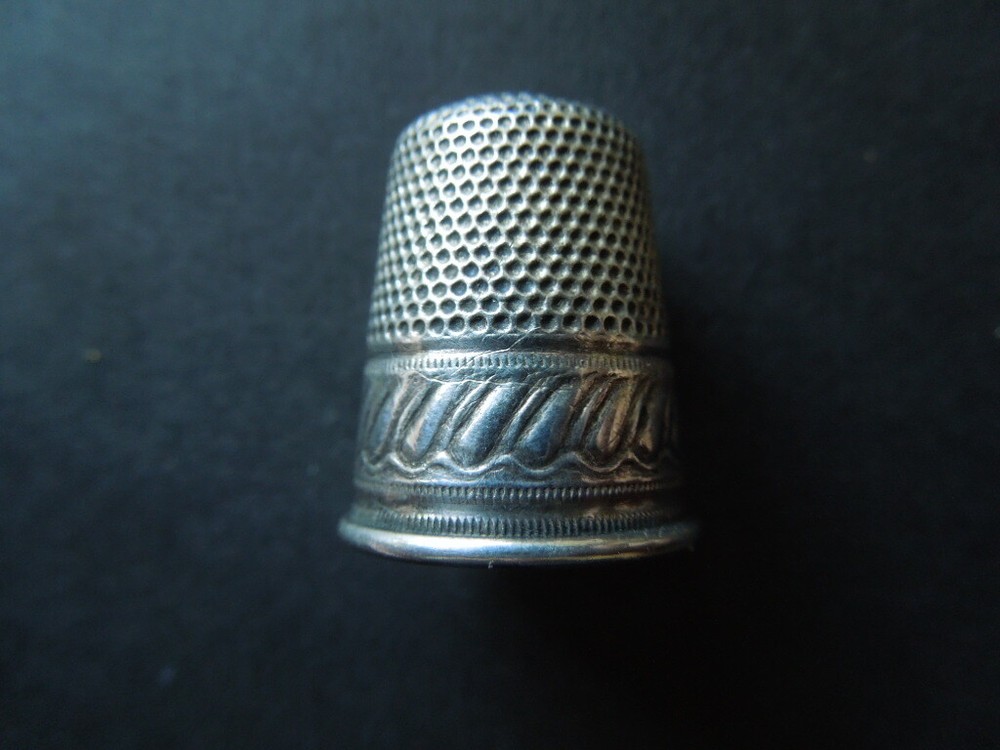 K203 ANTIQUE SILVER THIMBLE SEE DESCRIPTION