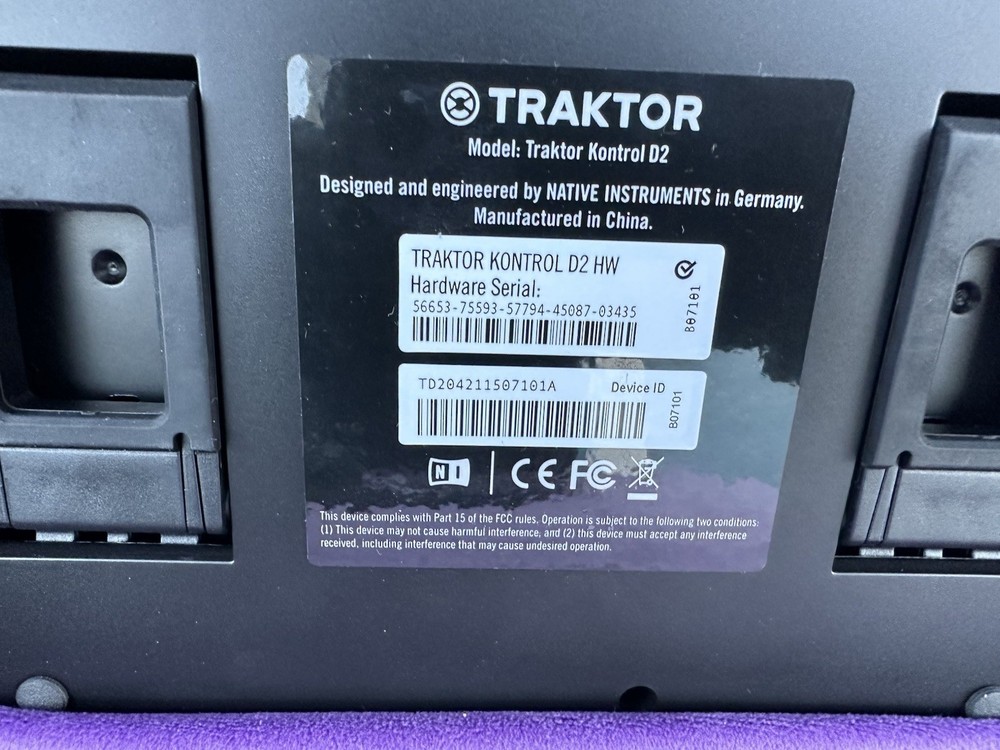 Native Instruments Traktor Kontrol D2 DJ Controller #2