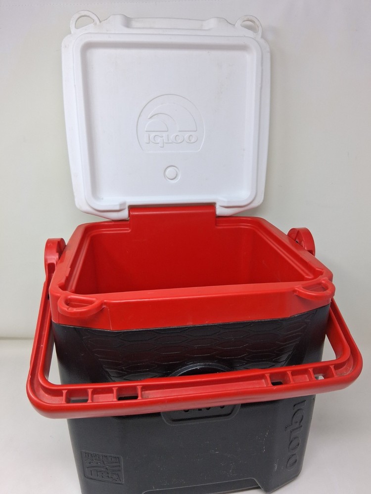 Igloo Quantum 12 cooler 18 Pack capacity Lockable USA. 12 Quart Red White Black
