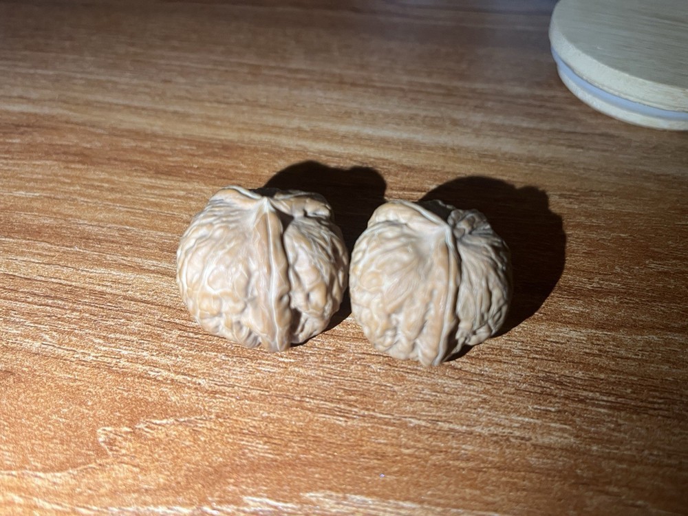 文玩核桃.平谷元包人字 小三棱。白茶一大一下 对子差一点，看好了在下单 36X37X32。34X33X29