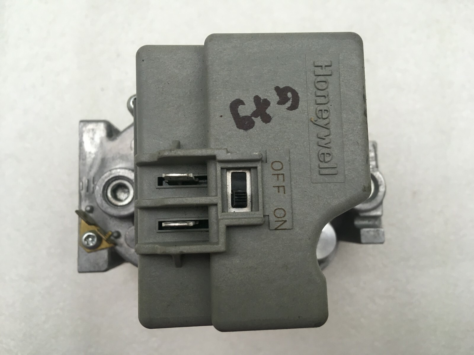 Honeywell VR8205S2395 Furnace Gas Valve 60-100394-02 used #G79