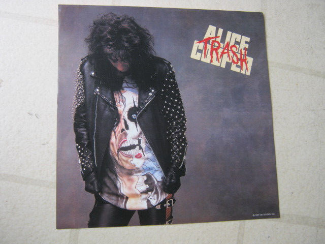 ALICE COOPER 1989 'Trash' VINTAGE CONCERT TOUR BOOK & PROMOTIONAL FLAT NEW/MINT
