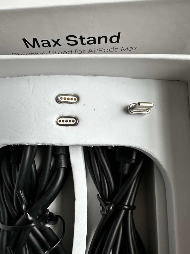 Apple Pro Max Heaphones - The Max Stand