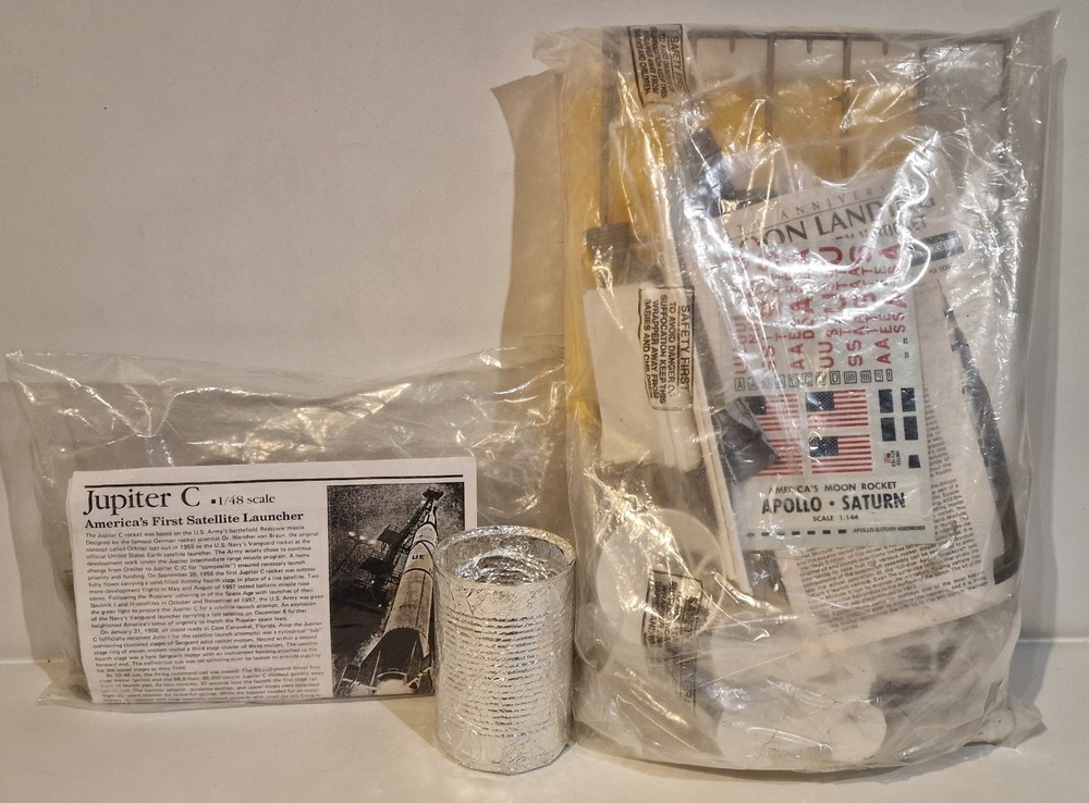 Space : Apollo Saturn V Rocket & Jupiter C model kits