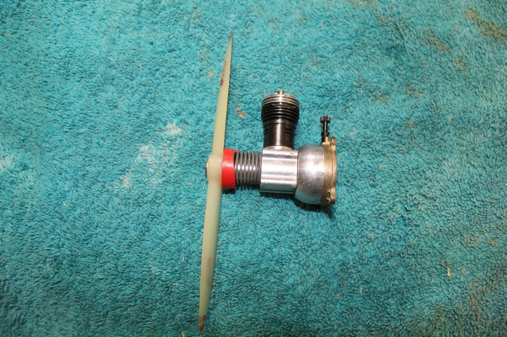 Cox, Babe Bee .049, Vintage Nitro Model Engine