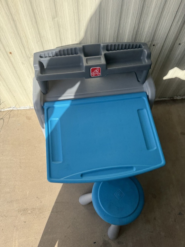Step2 Flip & Doodle Easel Desk