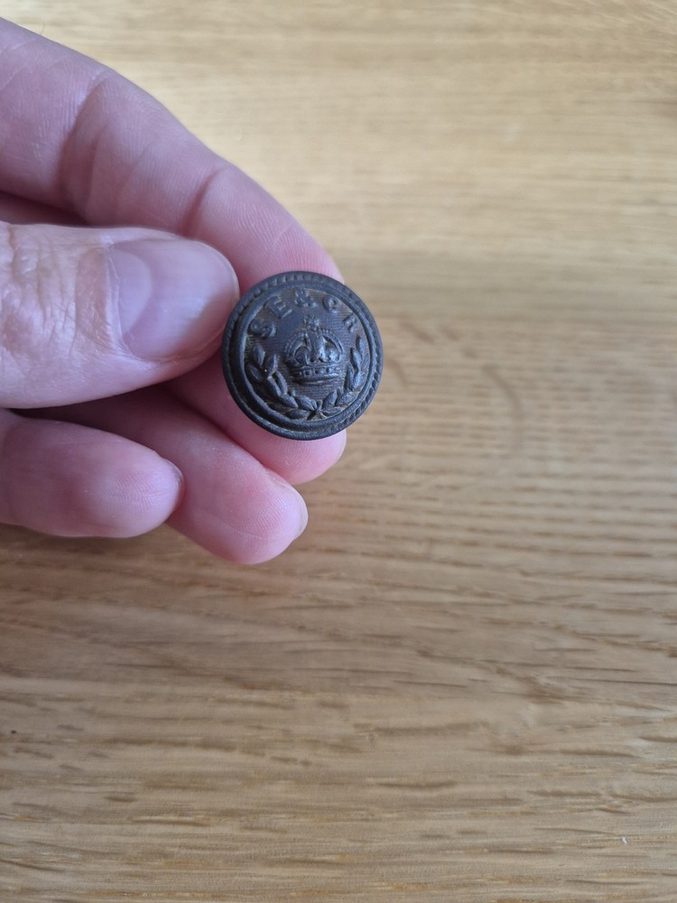 Railwayana SOUTH EASTERN & CHATHAM RAILWAY UNIFORM BUTTON