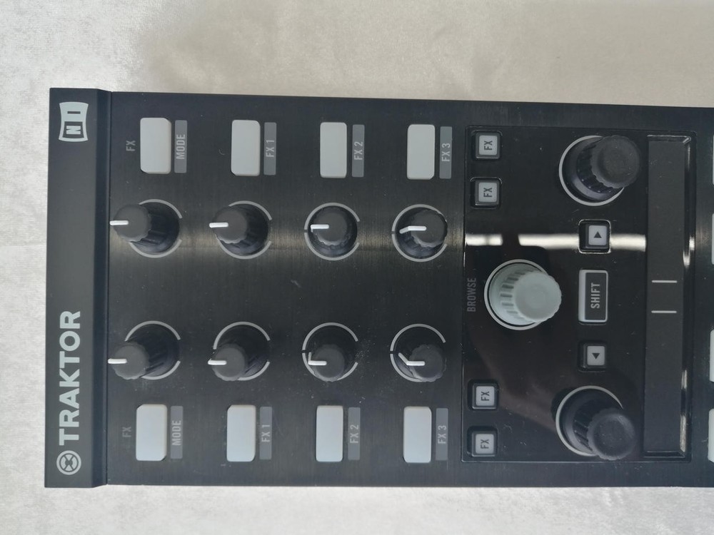 NATIVE INSTRUMENTS TRAKTOR KONTROL X1 Effects Controller w/ Accessories MG01 5.5