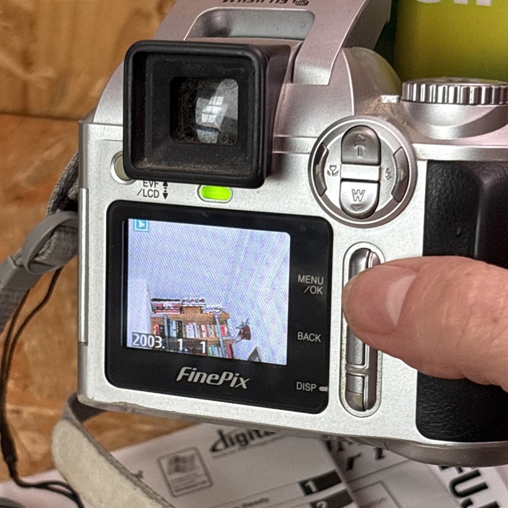 Fujifilm Finepix S3000 Digital Camera & Box - Working