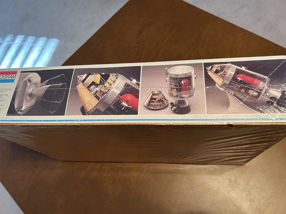 18-5083 MONOGRAM 1:32 Scale APOLLO SPACECRAFT Plastic Model Kit