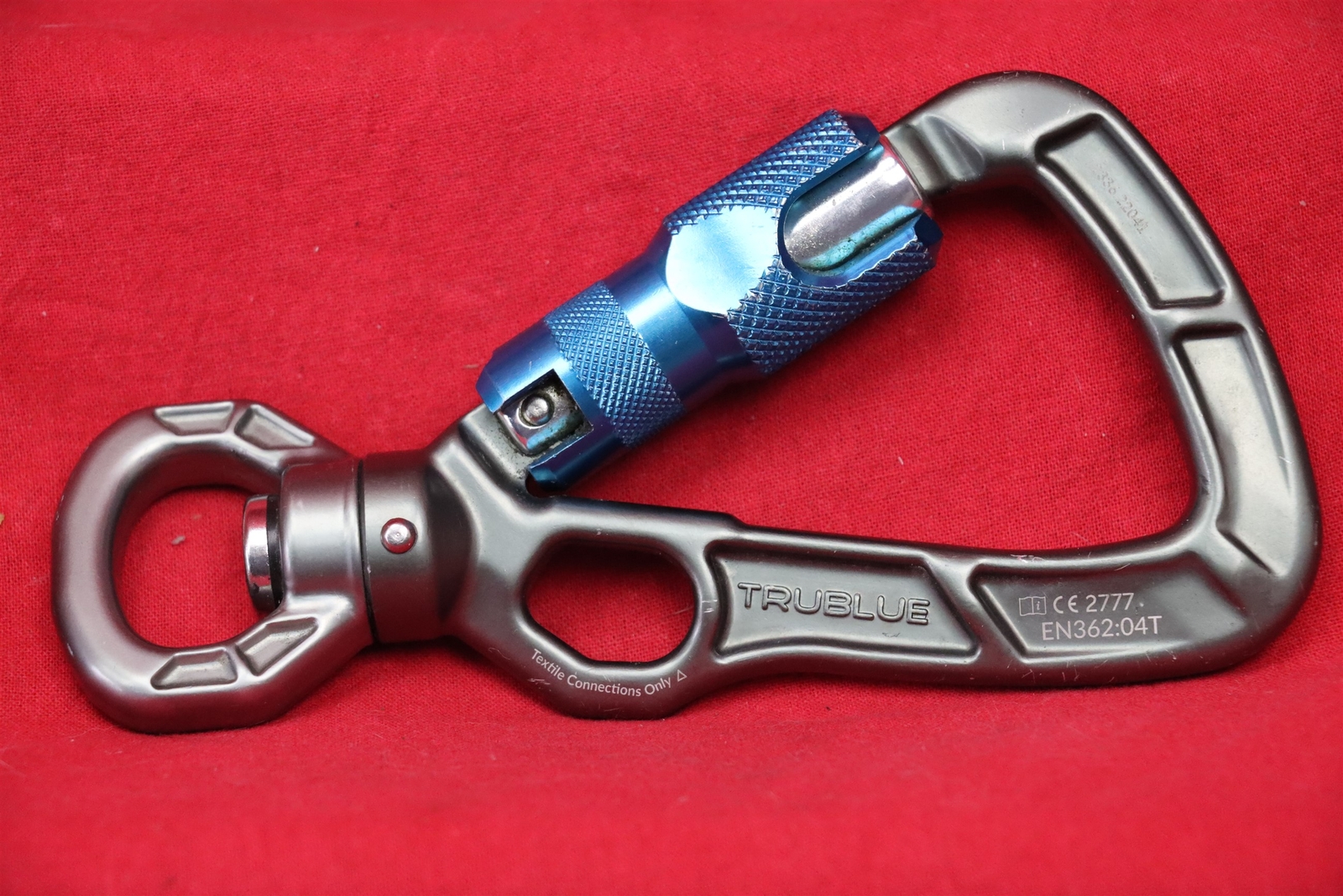 1 TruBlue TRU-LOCK TRIPPLE LOCKIONG FORGED ALUMINIUM CARABINER W. SWIVEL BASE
